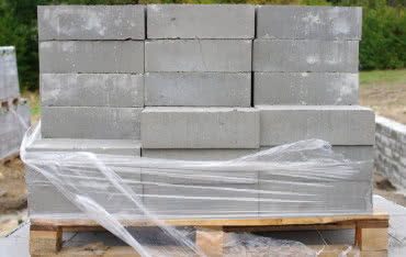 Bloczki keramzytowe kontra betonowe – które fundamenty są lepsze?